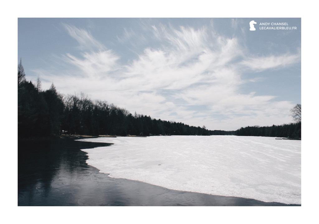 Un lac gelé, situé à quelques kilomètres des écuries Wayward Farm (Ontario).